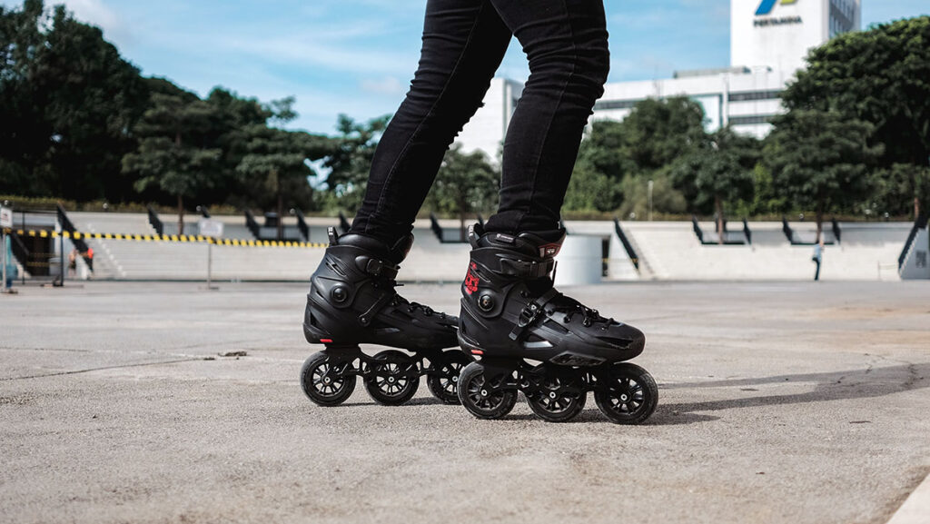 3 wheel roller skate blades black